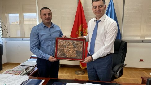 ZAHVALOST ZA POMOĆ I BRIGU O DECI SA KIM: Predsednik Opštine Gračanica u poseti Tivtu (FOTO) ZAHVALOST ZA POMOĆ I BRIGU O DECI SA KIM: Predsednik Opštine Gračanica u poseti Tivtu (FOTO)
