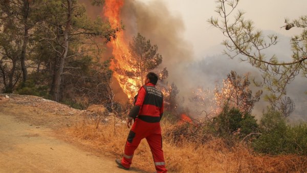 ТУРСКА МОЛИ ЗА ПОМОЋ: Драматична ситуација због пожара, погинуло осам особа (ФОТО/ВИДЕО) ТУРСКА МОЛИ ЗА ПОМОЋ: Драматична ситуација због пожара, погинуло осам особа (ФОТО/ВИДЕО)