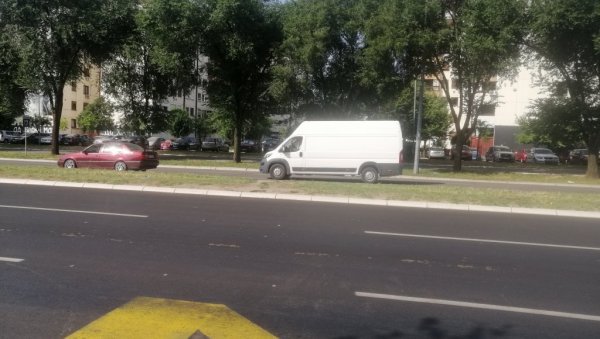 ОГРАДОМ БИ ДА ЗАШТИТЕ ПЕШАКЕ: У Улици др Ивана Рибара биће постављене баријере да спрече прелазак ОГРАДОМ БИ ДА ЗАШТИТЕ ПЕШАКЕ: У Улици др Ивана Рибара биће постављене баријере да спрече прелазак