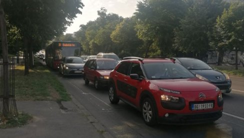RADE NA OKRETNICI USTANIČKA: Zbog redovnog održavanja ulice biće promenjene trase pojedinih linija RADE NA OKRETNICI USTANIČKA: Zbog redovnog održavanja ulice biće promenjene trase pojedinih linija