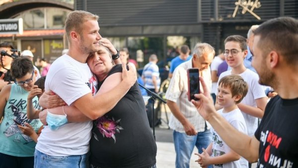 КОМЕ СТАНИВУКОВИЋ ДЕЛИ ПАРЕ?! Погледајте шта ради градоначелник Бањалуке КОМЕ СТАНИВУКОВИЋ ДЕЛИ ПАРЕ?! Погледајте шта ради градоначелник Бањалуке