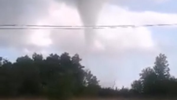 ТОРНАДО У КАНЗАСУ: Летели кровови, уништене зграде и аутомобили (ФОТО/ВИДЕО) ТОРНАДО У КАНЗАСУ: Летели кровови, уништене зграде и аутомобили (ФОТО/ВИДЕО)