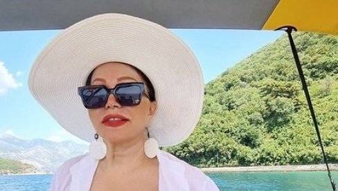 НЕДА УКРАДЕН У 71. ГОДИНИ ПОКАЗАЛА ЛИНИЈУ У КУПАЋЕМ: Певачица поделила фотографије са летовања, коментари пљуште (ФОТО) НЕДА УКРАДЕН У 71. ГОДИНИ ПОКАЗАЛА ЛИНИЈУ У КУПАЋЕМ: Певачица поделила фотографије са летовања, коментари пљуште (ФОТО)