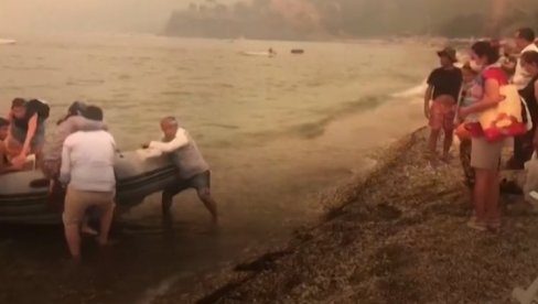 ЗАСТРАШУЈУЋИ СНИМЦИ ПОЖАРА У ТУРСКОЈ: Туристи се евакуишу чамцима, 8 погинуло (ВИДЕО) ЗАСТРАШУЈУЋИ СНИМЦИ ПОЖАРА У ТУРСКОЈ: Туристи се евакуишу чамцима, 8 погинуло (ВИДЕО)