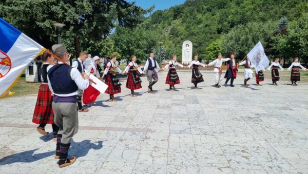 ПОЧЕЛИ 13. МОСТОВИ БАЛКАНА: Фолклораши из пет земаља се окупили у Пријепољу (ФОТО) ПОЧЕЛИ 13. МОСТОВИ БАЛКАНА: Фолклораши из пет земаља се окупили у Пријепољу (ФОТО)