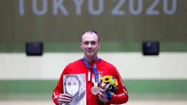 СЕБИЋ РАСПЛАКАО СРБИЈУ: Медаља на грудима и њена слика у руци... Ево коме је посветио бронзу СЕБИЋ РАСПЛАКАО СРБИЈУ: Медаља на грудима и њена слика у руци... Ево коме је посветио бронзу