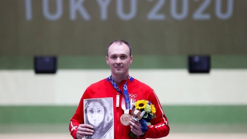 СЕБИЋ РАСПЛАКАО СРБИЈУ: Медаља на грудима и њена слика у руци... Ево коме је посветио бронзу СЕБИЋ РАСПЛАКАО СРБИЈУ: Медаља на грудима и њена слика у руци... Ево коме је посветио бронзу