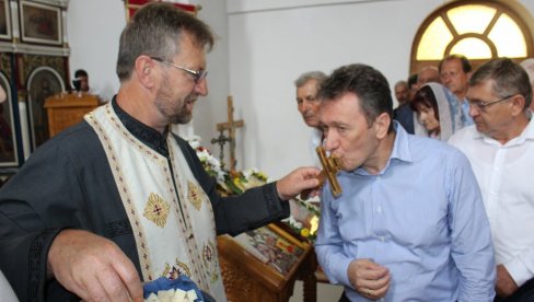 САБРАНИ У ЉУБАВИ: Крсна слава најстаријег храма у Угљевичком крају САБРАНИ У ЉУБАВИ: Крсна слава најстаријег храма у Угљевичком крају