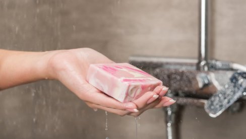 DERMATOLOZI SAVETUJU: Svakodnevna upotreba sapuna može da stvori kožne probleme DERMATOLOZI SAVETUJU: Svakodnevna upotreba sapuna može da stvori kožne probleme