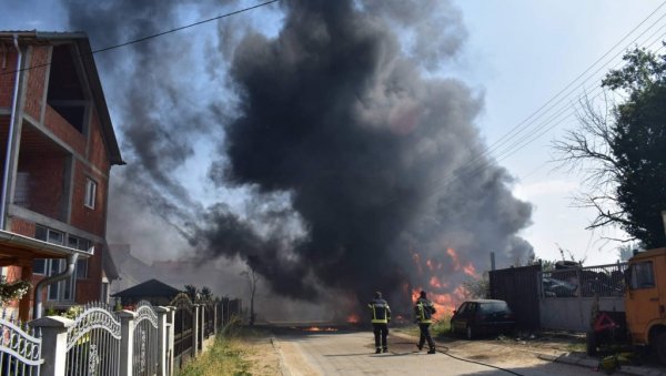 БУКТЕ ПОЖАРИ У ВРАЊУ: Ватрена стихија на неколико локација, ватрогасци на терену (ФОТО/ВИДЕО) БУКТЕ ПОЖАРИ У ВРАЊУ: Ватрена стихија на неколико локација, ватрогасци на терену (ФОТО/ВИДЕО)