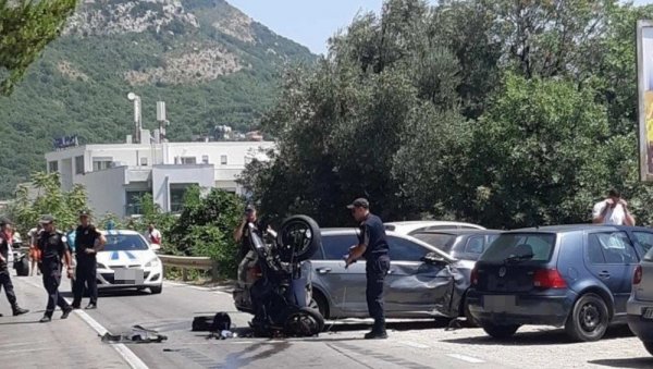 ТЕШКО ПОВРЕЂЕН МОТОЦИКЛИСТА (52) ИЗ СРБИЈЕ У СУТОМОРУ: Саобраћајна несрећа на Јадранској магистрали, мотором ударио у путничко возило ТЕШКО ПОВРЕЂЕН МОТОЦИКЛИСТА (52) ИЗ СРБИЈЕ У СУТОМОРУ: Саобраћајна несрећа на Јадранској магистрали, мотором ударио у путничко возило