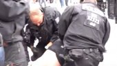 КРВАВЕ УЛИЦЕ У БЕРЛИНУ: Један демонстрант преминуо - чак 500 је ухапшено на протестима против корона мера (ВИДЕО) КРВАВЕ УЛИЦЕ У БЕРЛИНУ: Један демонстрант преминуо - чак 500 је ухапшено на протестима против корона мера (ВИДЕО)