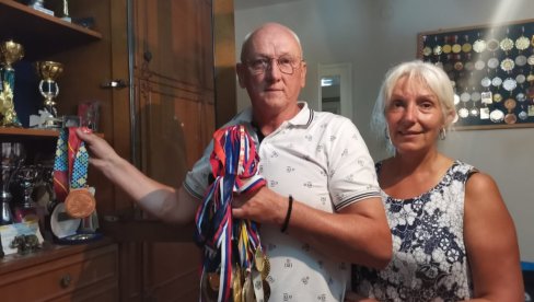 РОДИТЕЉИ МИЛЕНКА СЕБИЋА ЗА НОВОСТИ Мајка Радица: Ока нисам склопила Отац Небојша: Мислио сам, жив нећу дочекати финале (ФОТО/ВИДЕО) РОДИТЕЉИ МИЛЕНКА СЕБИЋА ЗА НОВОСТИ Мајка Радица: Ока нисам склопила Отац Небојша: Мислио сам, жив нећу дочекати финале (ФОТО/ВИДЕО)