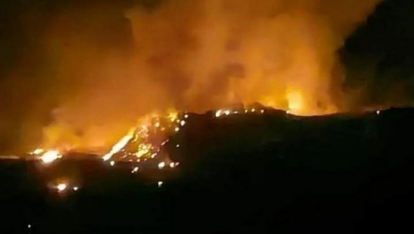 ДЕПОНИЈА КАО ВУЛКАН: Еколошка бомба прети Никшићу, гори неуређено сметлиште, дим стигао до Даниловграда (ФОТО) ДЕПОНИЈА КАО ВУЛКАН: Еколошка бомба прети Никшићу, гори неуређено сметлиште, дим стигао до Даниловграда (ФОТО)