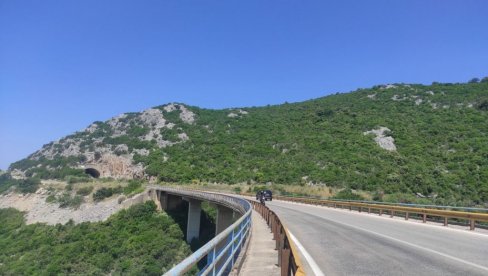 SAOBRAĆAJNA NESREĆA KOD BARA: Mladić životno ugrožen nakon sudara putničkog vozila i motocikla kod tunela Ćafe SAOBRAĆAJNA NESREĆA KOD BARA: Mladić životno ugrožen nakon sudara putničkog vozila i motocikla kod tunela Ćafe