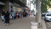 ČEKANJE NA SUNCU I KIŠI: I dalje dugi redovi pred bankama u Požarevcu ČEKANJE NA SUNCU I KIŠI: I dalje dugi redovi pred bankama u Požarevcu