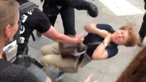HAOS NA DRUŠTVENIM MREŽAMA NAKON PROTESTA: Brutalno ponašanje nemačke policije - ovaj snimak je posebno privukao pažnju (VIDEO) HAOS NA DRUŠTVENIM MREŽAMA NAKON PROTESTA: Brutalno ponašanje nemačke policije - ovaj snimak je posebno privukao pažnju (VIDEO)