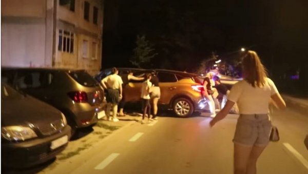 ПРИТИСАК НА РАД И УГРОЖАВАЊЕ ВЛАДАВИНЕ ПРАВА: Новосадско Основно тужилаштво о инциденту на протесту у Петроврадину (ВИДЕО) ПРИТИСАК НА РАД И УГРОЖАВАЊЕ ВЛАДАВИНЕ ПРАВА: Новосадско Основно тужилаштво о инциденту на протесту у Петроврадину (ВИДЕО)