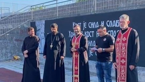 ОНИ СУ НАС СТВОРИЛИ И ВОДИЛИ: У Грбљу освештан мурал посвећен митрополиту Амфилохију и оцу Мому Кривокапићу ОНИ СУ НАС СТВОРИЛИ И ВОДИЛИ: У Грбљу освештан мурал посвећен митрополиту Амфилохију и оцу Мому Кривокапићу