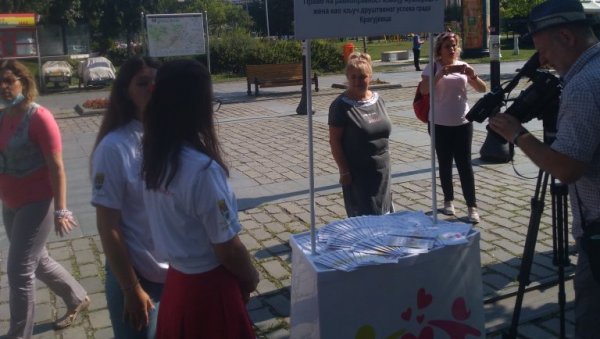 ПРОМОЦИЈА ПРАВА НА РАВНОПРАВНОСТ: У Пешачкој зони у Крагујевцу ПРОМОЦИЈА ПРАВА НА РАВНОПРАВНОСТ: У Пешачкој зони у Крагујевцу
