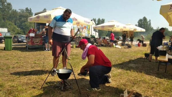 ЛАПОВЦИ КУВАЈУ БЕЗ ПРЕМЦА: Одржано такмичење у спремању рибље чорбе (ФОТО) ЛАПОВЦИ КУВАЈУ БЕЗ ПРЕМЦА: Одржано такмичење у спремању рибље чорбе (ФОТО)