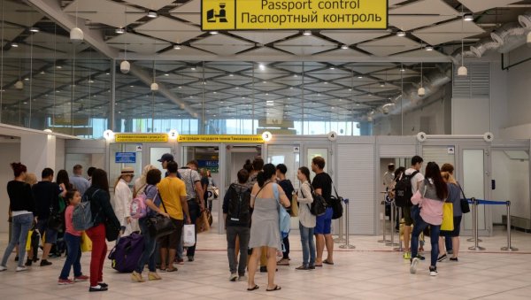 РУСКИ ДУЖНИЦИ НЕ МОГУ У СВЕТ: У Москви ускоро несавесним платишама због неизмирених дуговања одузимаће путне исправе РУСКИ ДУЖНИЦИ НЕ МОГУ У СВЕТ: У Москви ускоро несавесним платишама због неизмирених дуговања одузимаће путне исправе