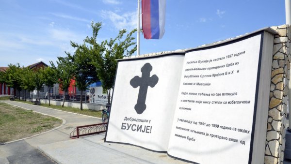 НА ТРАКТОРУ САМ ТРИ ДАНА ВОЗИО 27 ПРОГНАНИКА: Крајишници, житељи највећег избегличко насеља у Европи, спремају за обележавање годишњице НА ТРАКТОРУ САМ ТРИ ДАНА ВОЗИО 27 ПРОГНАНИКА: Крајишници, житељи највећег избегличко насеља у Европи, спремају за обележавање годишњице