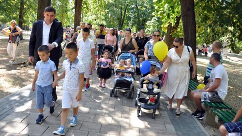 ДА БУДЕ ЈОШ БРОЈНИЈА И ЛЕПША СРПСКА: Бијељина подржава младе брачне парове и рађање деце (ФОТО) ДА БУДЕ ЈОШ БРОЈНИЈА И ЛЕПША СРПСКА: Бијељина подржава младе брачне парове и рађање деце (ФОТО)