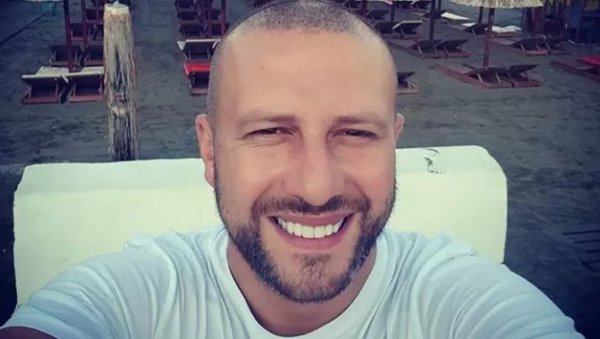 СЛАВЉЕ У ДОМУ ДАДА ПОЛУМЕНТЕ: Познати певач постао тата! (ФОТО) СЛАВЉЕ У ДОМУ ДАДА ПОЛУМЕНТЕ: Познати певач постао тата! (ФОТО)
