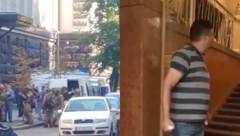 ДРАМА У КИЈЕВУ: Мушкарац прети да ће активирати бомбу у згради владе! (ВИДЕО) ДРАМА У КИЈЕВУ: Мушкарац прети да ће активирати бомбу у згради владе! (ВИДЕО)