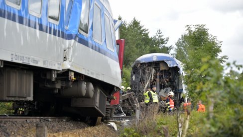 ПРВЕ ФОТОГРАФИЈЕ НЕСРЕЋЕ У ЧЕШКОЈ: У судару два путничка воза погинуле три особе - на десетине повређених (ФОТО) ПРВЕ ФОТОГРАФИЈЕ НЕСРЕЋЕ У ЧЕШКОЈ: У судару два путничка воза погинуле три особе - на десетине повређених (ФОТО)