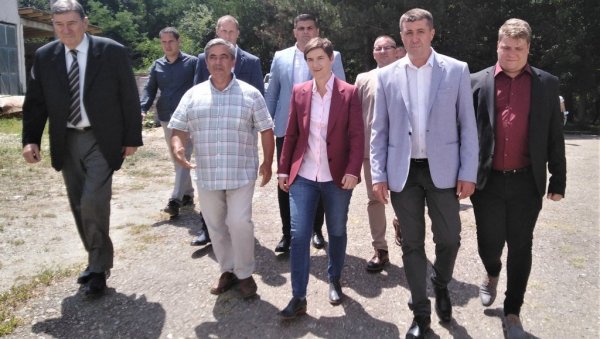 ПРИЗНАЊЕ СТИГЛО И ОД ВРХА ДРЖАВЕ: Техничка школа у Власотинцу постаје тренинг центар за преквалификацију радника ПРИЗНАЊЕ СТИГЛО И ОД ВРХА ДРЖАВЕ: Техничка школа у Власотинцу постаје тренинг центар за преквалификацију радника