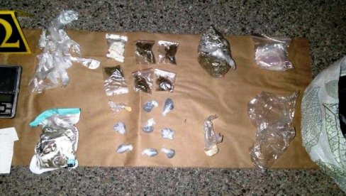 КРИО ДРОГУ У МОТОРУ ШКОДЕ: Припадници криминалистичке полиције ухапсили мушкарца из Маглаја КРИО ДРОГУ У МОТОРУ ШКОДЕ: Припадници криминалистичке полиције ухапсили мушкарца из Маглаја