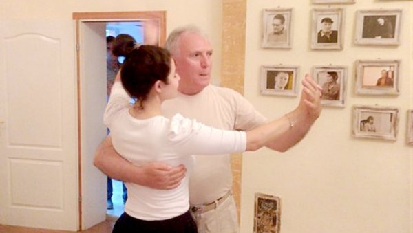 ВЕЧЕ СА МИШОМ ПЛАВШИЋЕМ: Вршчани плесали танго и учили све основе тог атрактивног плеса ВЕЧЕ СА МИШОМ ПЛАВШИЋЕМ: Вршчани плесали танго и учили све основе тог атрактивног плеса