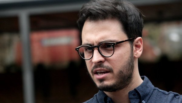 ДЕМОКРАТИЈИ - СВЕ ПРИЈА: Редитељ Вељко Мићуновић уочи отварања Летње сцене на Црвеном крсту ДЕМОКРАТИЈИ - СВЕ ПРИЈА: Редитељ Вељко Мићуновић уочи отварања Летње сцене на Црвеном крсту