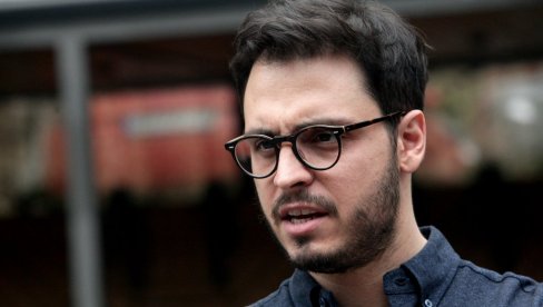ДЕМОКРАТИЈИ - СВЕ ПРИЈА: Редитељ Вељко Мићуновић уочи отварања Летње сцене на Црвеном крсту ДЕМОКРАТИЈИ - СВЕ ПРИЈА: Редитељ Вељко Мићуновић уочи отварања Летње сцене на Црвеном крсту