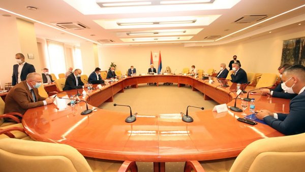 ОПОЗИЦИЈА СЕ УТАПА У ВЛАСТ? Шта би значило предложено формирање концентрационе владе у Републици Српској ОПОЗИЦИЈА СЕ УТАПА У ВЛАСТ? Шта би значило предложено формирање концентрационе владе у Републици Српској