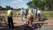 DA SE SKUĆI 25 PORODICA: Niče zgrada za izbeglice u Kleku, kod Zrenjanina (FOTO) DA SE SKUĆI 25 PORODICA: Niče zgrada za izbeglice u Kleku, kod Zrenjanina (FOTO)