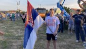 ЕМОТИВНИ ПРИЗОР НА БУСИЈАМА: Деда Луки преноси сећање на Олују (ФОТО) ЕМОТИВНИ ПРИЗОР НА БУСИЈАМА: Деда Луки преноси сећање на Олују (ФОТО)