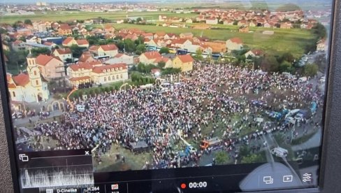 ВИШЕ ОД 15.000 ЉУДИ У БУСИЈАМА: Велики број грађана се окупио на обележавању Дана сећања на Олују (ФОТО) ВИШЕ ОД 15.000 ЉУДИ У БУСИЈАМА: Велики број грађана се окупио на обележавању Дана сећања на Олују (ФОТО)