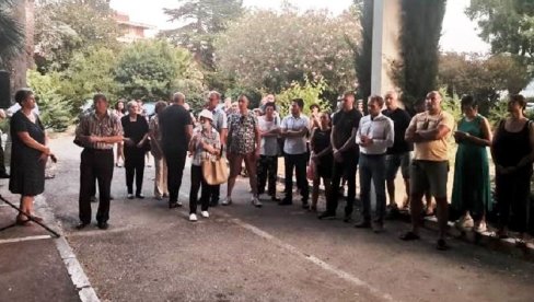 НАЈАВИЛИ И ШТРАЈК ГЛАЂУ: Радници Вектра Боке од сутра у сталном протесту НАЈАВИЛИ И ШТРАЈК ГЛАЂУ: Радници Вектра Боке од сутра у сталном протесту