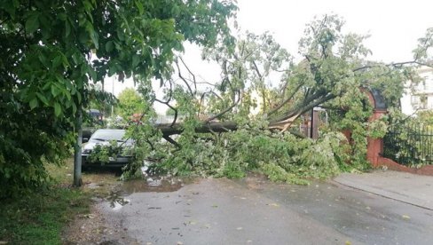 NEVREME U BANJALUCI: Poplavljene ulice, podrumi, garaže NEVREME U BANJALUCI: Poplavljene ulice, podrumi, garaže