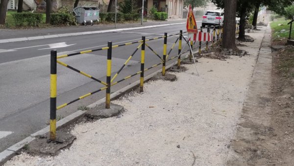 БЕЗБЕДНИЈЕ ЗА ПЕШАКЕ: Реконструкција тротоара у центру Краљева БЕЗБЕДНИЈЕ ЗА ПЕШАКЕ: Реконструкција тротоара у центру Краљева