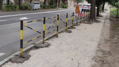 BEZBEDNIJE ZA PEŠAKE: Rekonstrukcija trotoara u centru Kraljeva BEZBEDNIJE ZA PEŠAKE: Rekonstrukcija trotoara u centru Kraljeva