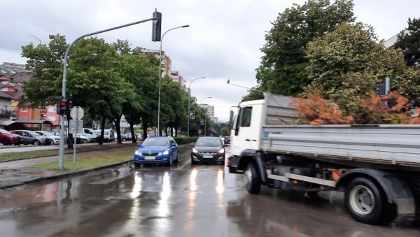 СНАЖНО НЕВРЕМЕ ПОГОДИЛО БАЊАЛУКУ: Ветар обарао стабла - Због кише отежан саобраћај (ФОТО/ВИДЕО) СНАЖНО НЕВРЕМЕ ПОГОДИЛО БАЊАЛУКУ: Ветар обарао стабла - Због кише отежан саобраћај (ФОТО/ВИДЕО)