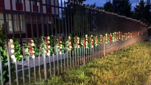 ЦРВЕНЕ И БЕЛЕ РУЖЕ У МОСКВИ: Сарадници се на дирљив начин опростили од Мирослава Лазанског ЦРВЕНЕ И БЕЛЕ РУЖЕ У МОСКВИ: Сарадници се на дирљив начин опростили од Мирослава Лазанског