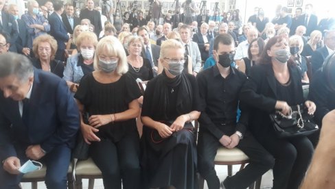 О ПОРОДИЦИ ЈЕ РЕТКО ГОВОРИО: Неутешни син и супруга Мирослава Лазанског на комеморацији О ПОРОДИЦИ ЈЕ РЕТКО ГОВОРИО: Неутешни син и супруга Мирослава Лазанског на комеморацији
