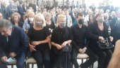 О ПОРОДИЦИ ЈЕ РЕТКО ГОВОРИО: Неутешни син и супруга Мирослава Лазанског на комеморацији О ПОРОДИЦИ ЈЕ РЕТКО ГОВОРИО: Неутешни син и супруга Мирослава Лазанског на комеморацији