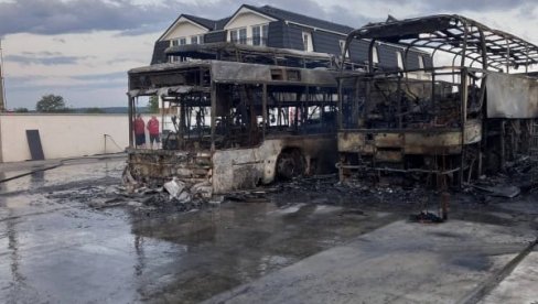 ДРАМА У НЕГОТИНУ: Ноћас изгорела три аутобуса Николић превоза (ФОТО) ДРАМА У НЕГОТИНУ: Ноћас изгорела три аутобуса Николић превоза (ФОТО)
