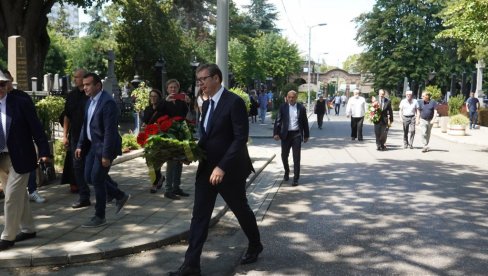 ВУЧИЋ ПОЛОЖИО ВЕНАЦ: Председник на сахрани Мирослава Лазанског (ФОТО) ВУЧИЋ ПОЛОЖИО ВЕНАЦ: Председник на сахрани Мирослава Лазанског (ФОТО)